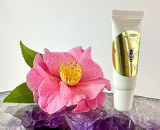 Mgo Honey 1150+ on a crystal table